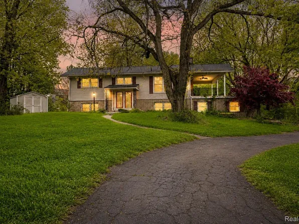 21411 Pontiac Trl, South Lyon, MI 48178
