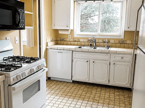 2nd image of 350 Billingsgate Ct APT C