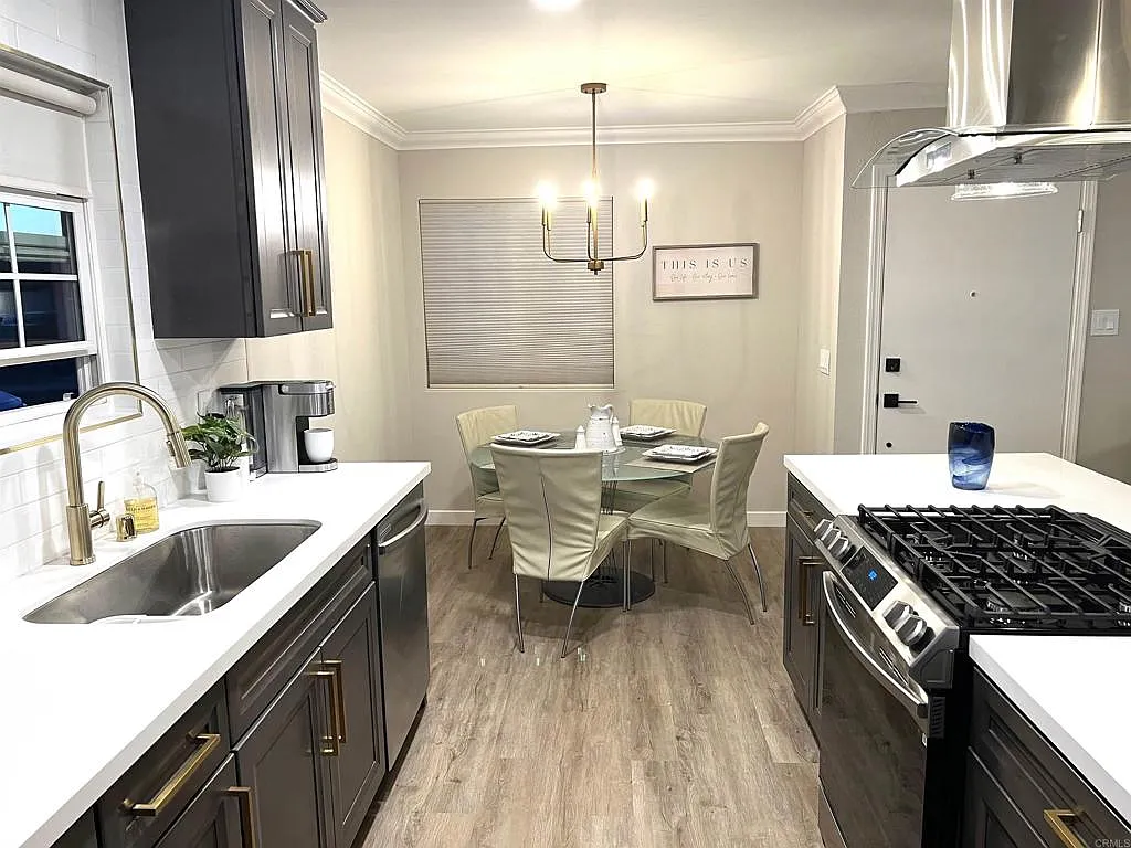 2 bed, 827 sqft, $4,200 — Photo 2