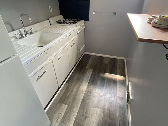 3rd image of 743 E End Ave
