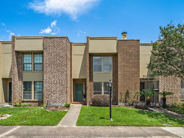 5246 Woodlawn Pl