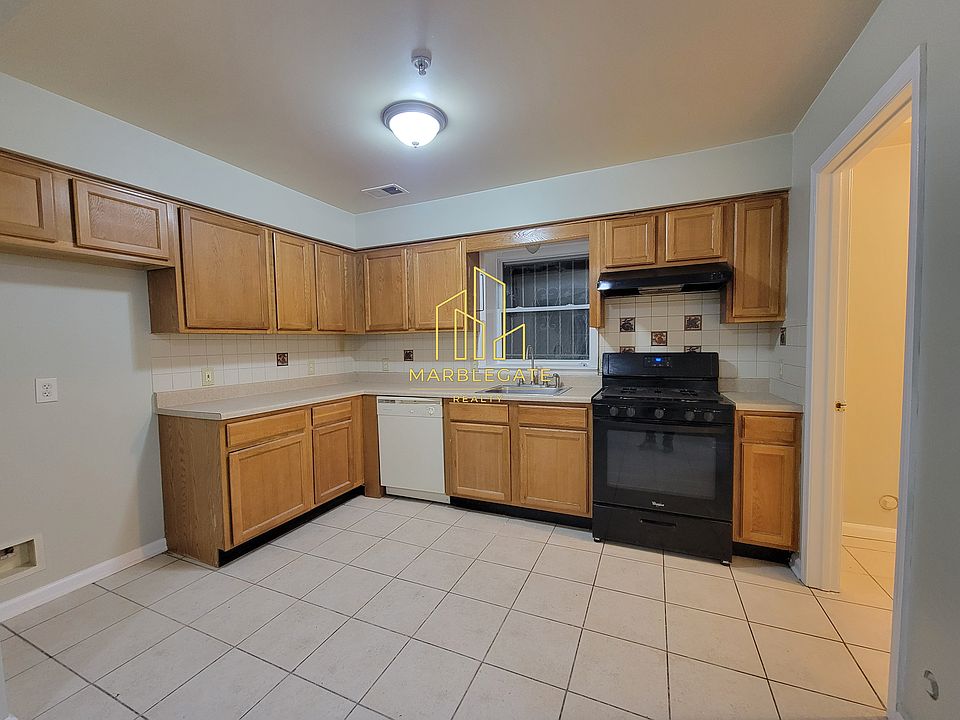 1st image of 132 Fabyan Pl #11