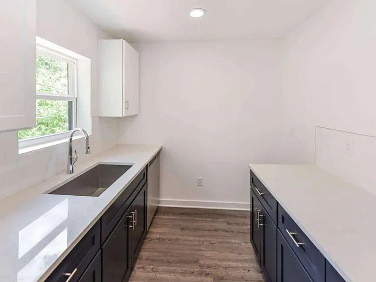 1530 Hawthorne Ln — Photo 6