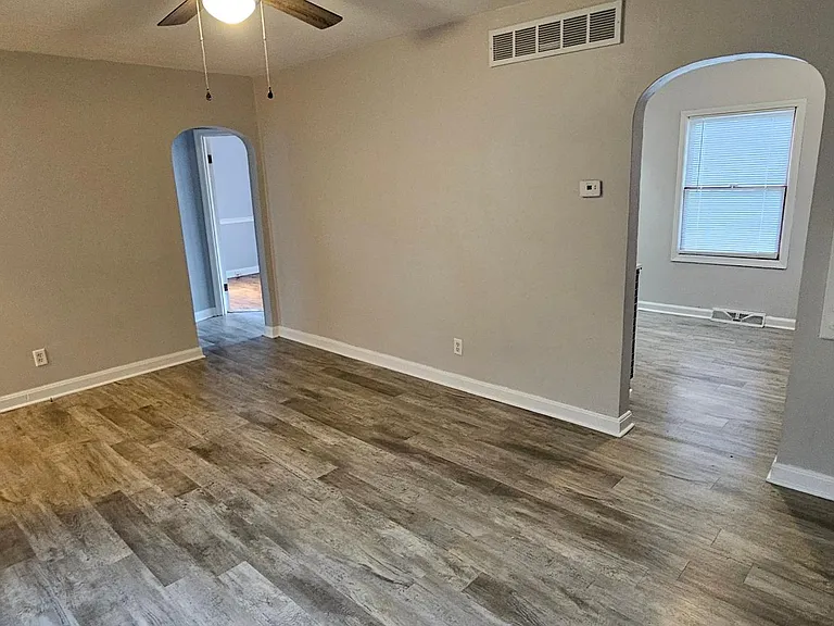 1120 NE Chester Ave — Photo 4