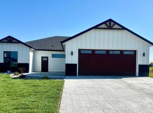 215 Emma Ct, Mapleton, ND 58059