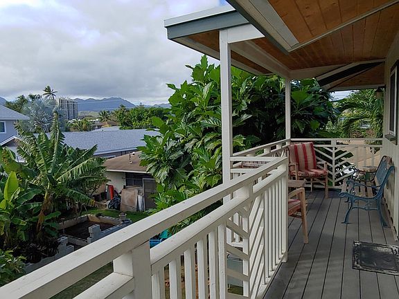 Outdoor lanai/deck with view of Koolau mountains.