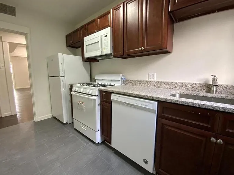 5673 Hobart St #10 — Photo 4
