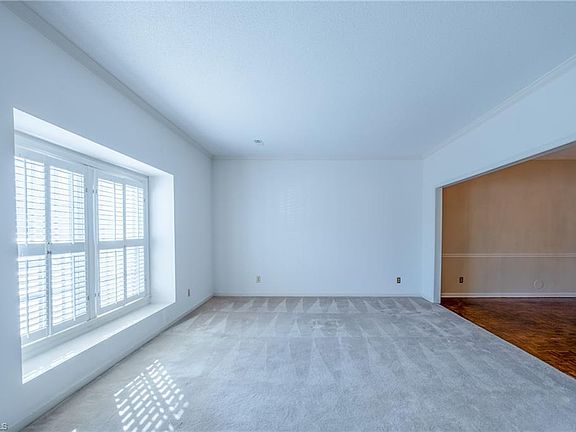 5th image of 27 Fountain Manor Dr