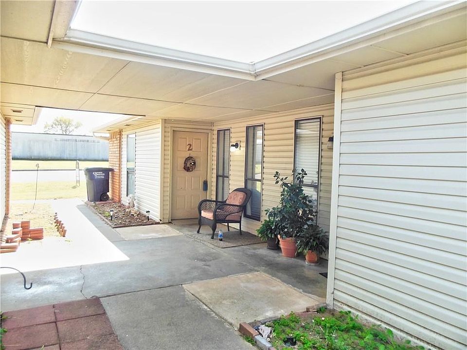 2nd image of 2 E Shamrock Cir