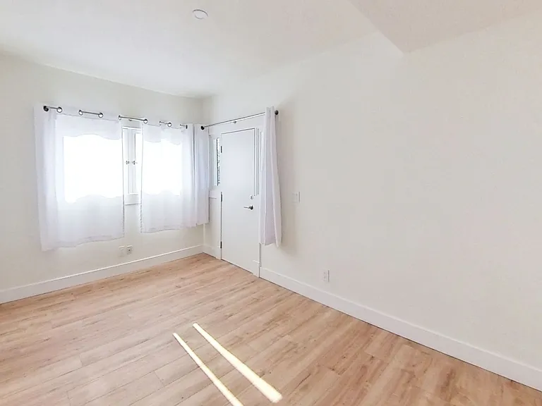 561 N Center St — Photo 16