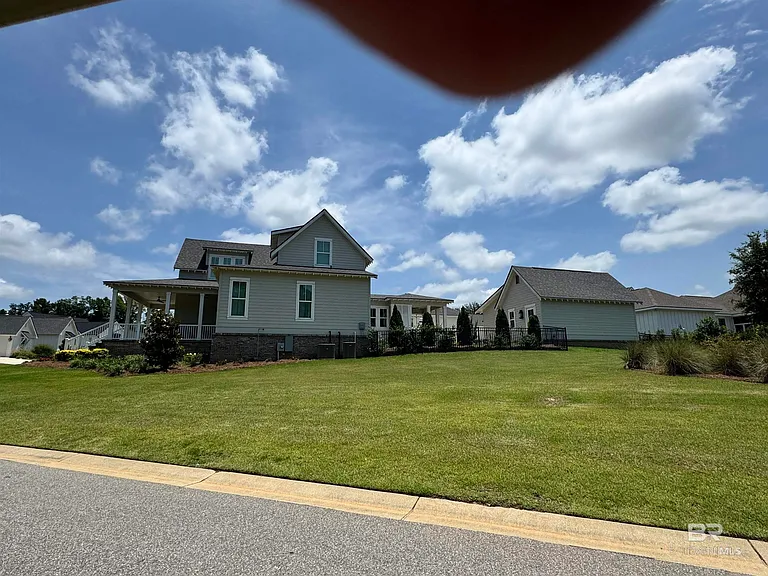 905 Geranium Dr — Photo 3