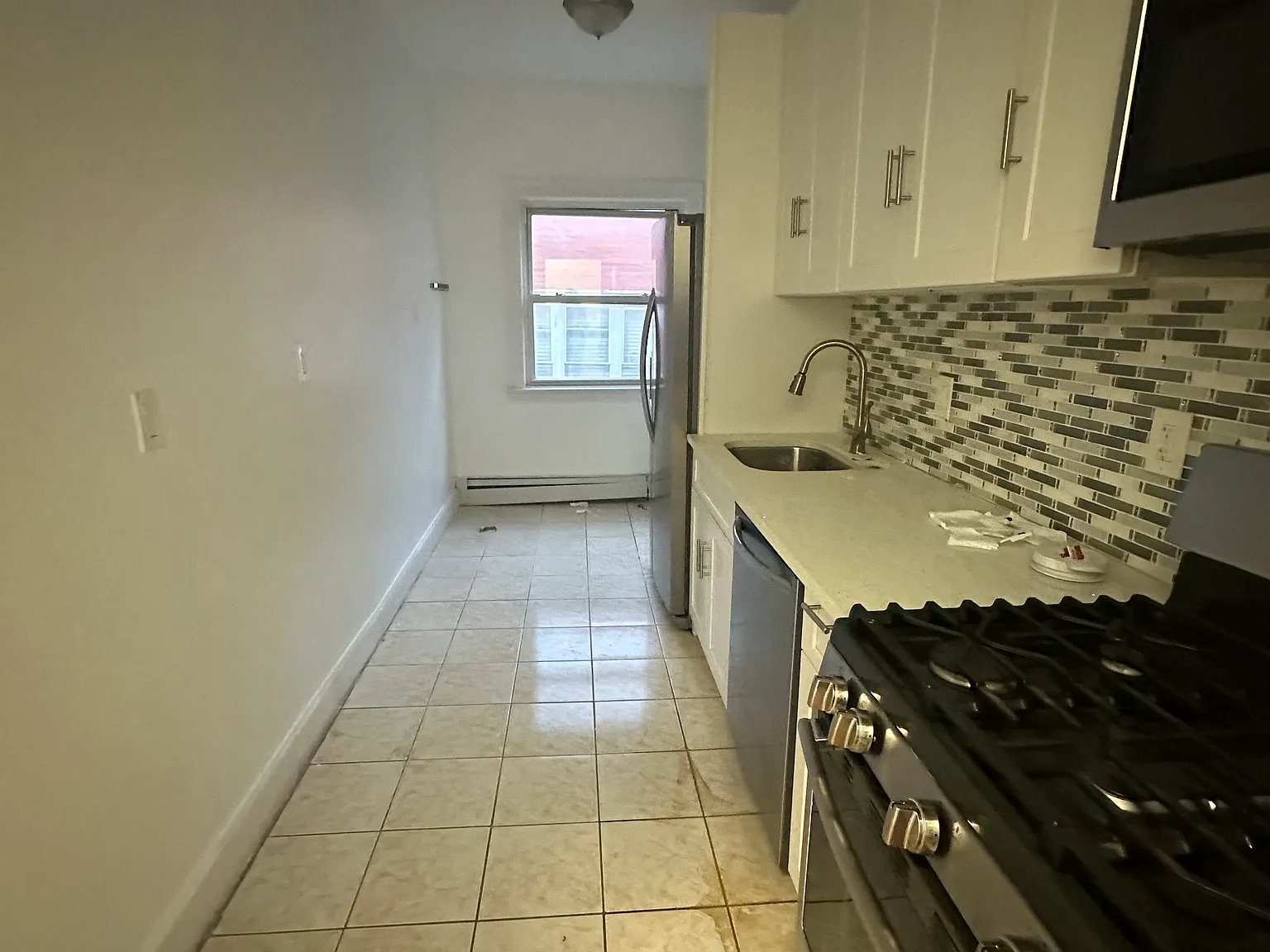 3 bed, 1100 sqft, $3,777 — Photo 2