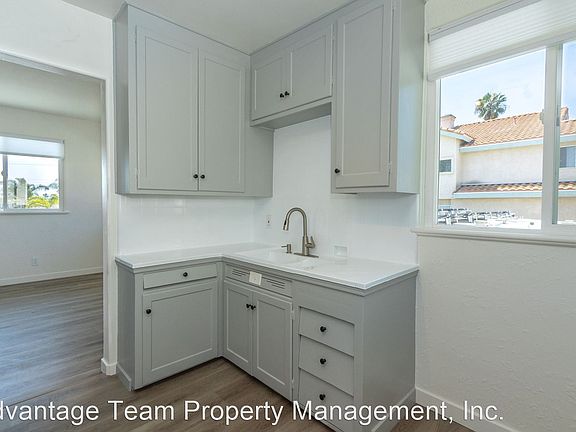 5th image of 2078.5 Garnet Ave