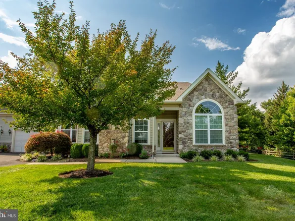 14 Five Ponds Cir, Warminster, PA 18974