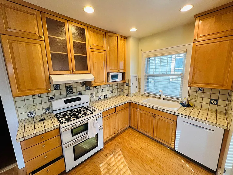 702 Leonard St — Photo 8