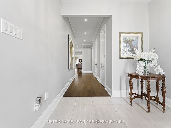 5th image of 29 Fontainebleu Rd