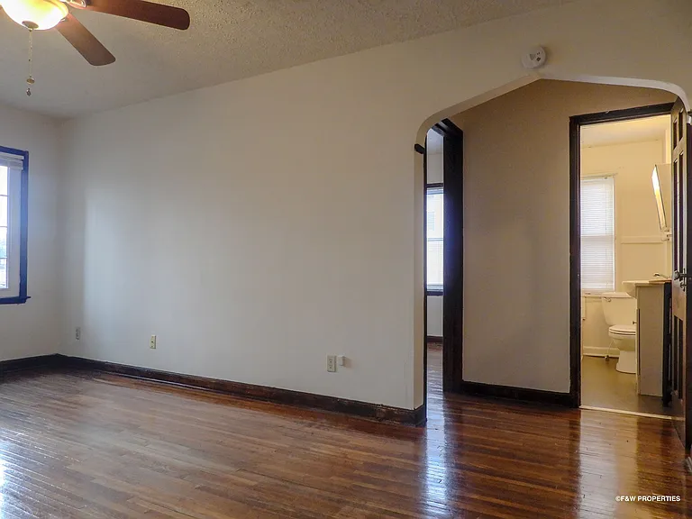 1514 E Long St — Photo 8