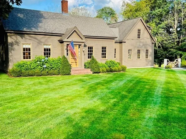 52 Pleasant St, Middleboro, MA 02346