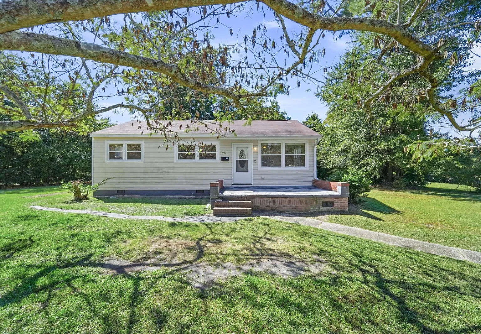 3 bed, $1,425 — Photo 2