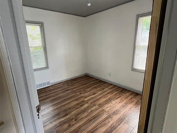5th image of 16284 Coram St