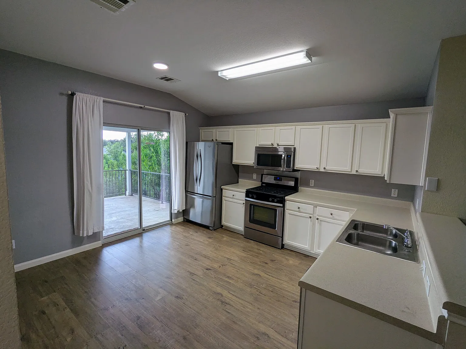 3 bed, 1222 sqft, $1,900 — Photo 4
