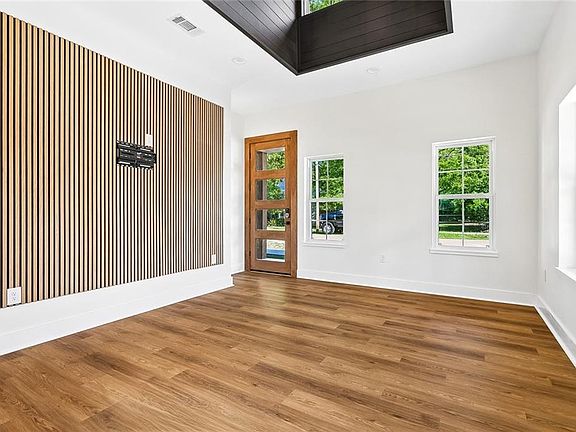 5th image of 406 E Iowa Ave