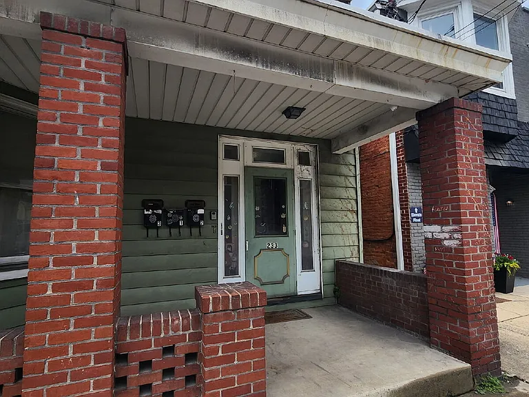 233 E King St — Photo 13