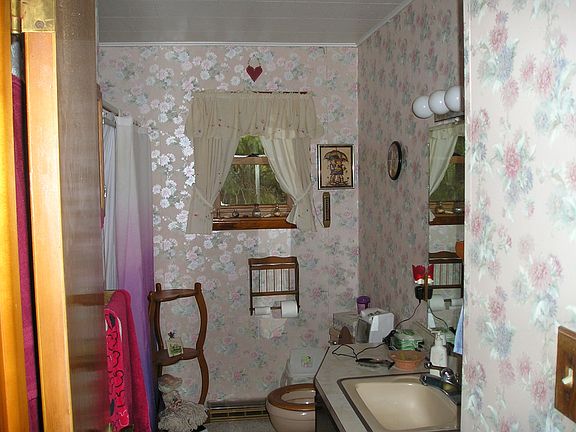 Full main floor bathroom