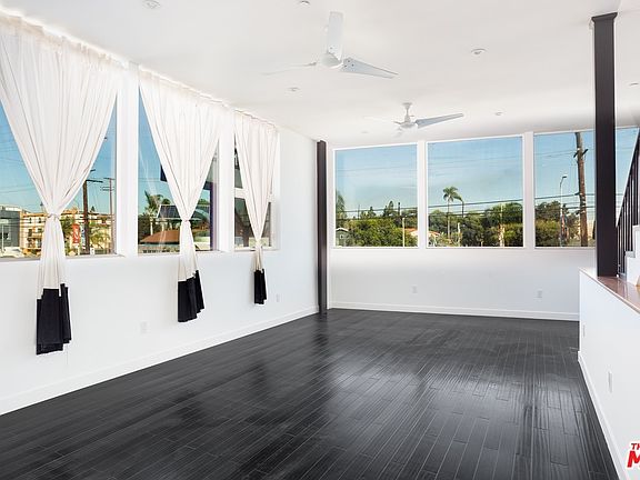 2nd image of 2515 Lincoln Blvd