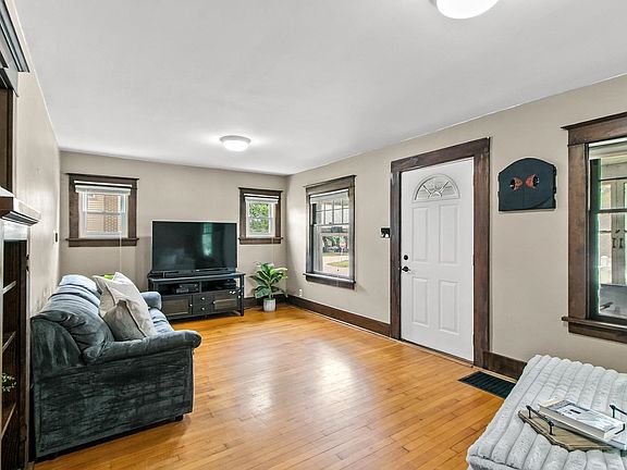 3rd image of 208 Rock St