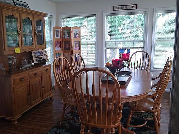 Sun room or dinning lots of windows