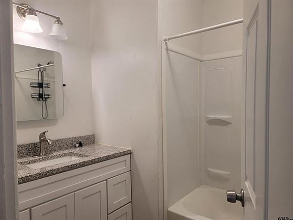 3rd image of 1320 E Oakwood St Unit 1