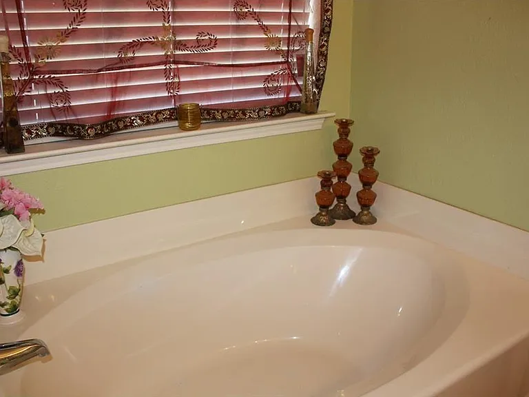 2425 Collier Dr — Photo 8