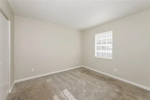 2573 Stratford Ln — Photo 11