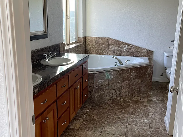 272 California Dr — Photo 16