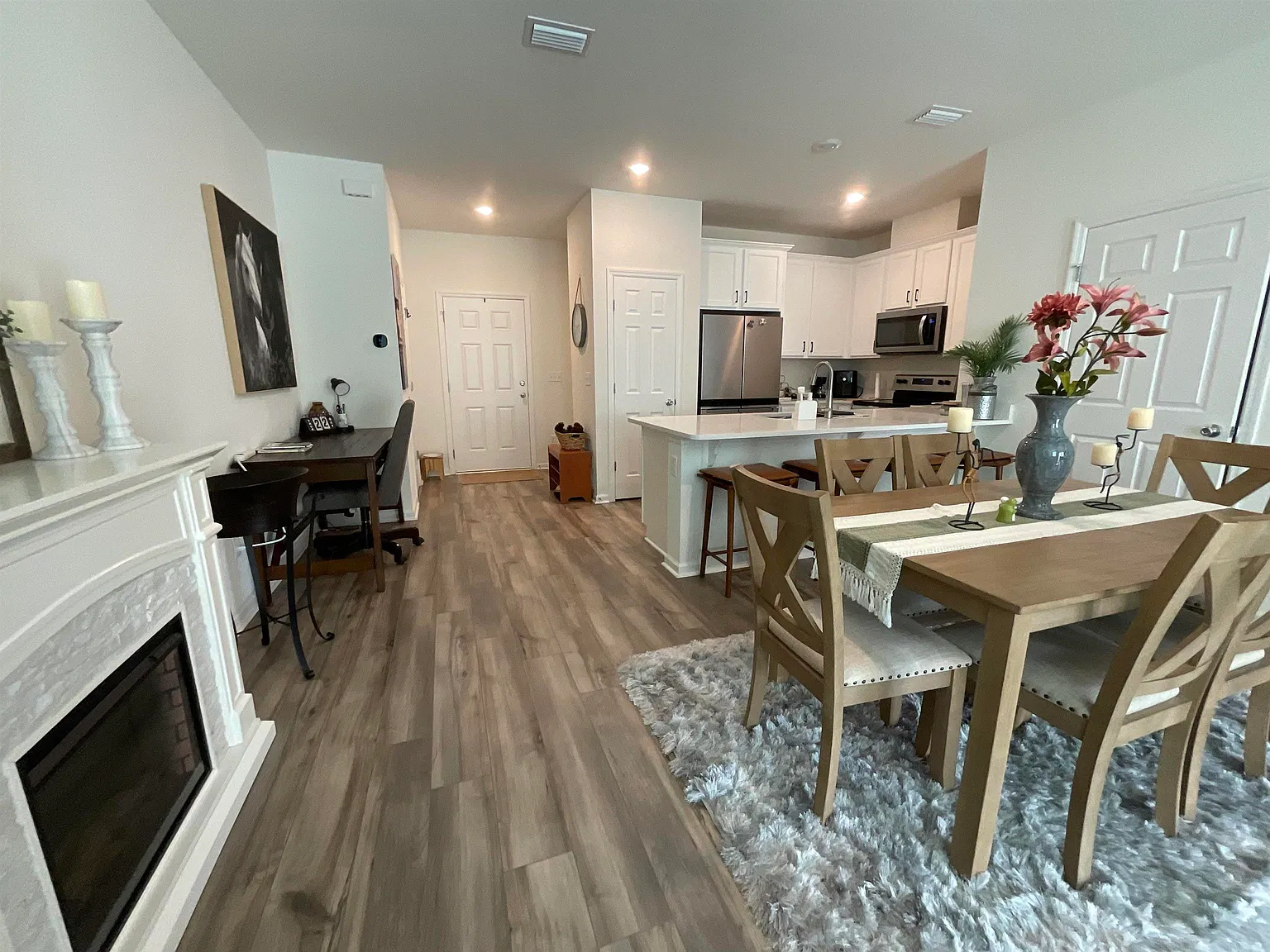 3 bed, 2.5 bath, 1354 sqft, $2,200 — Photo 4