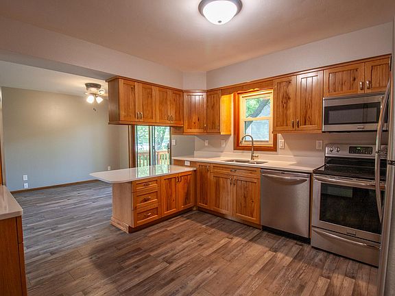 5th image of 408 W Gilbertson St