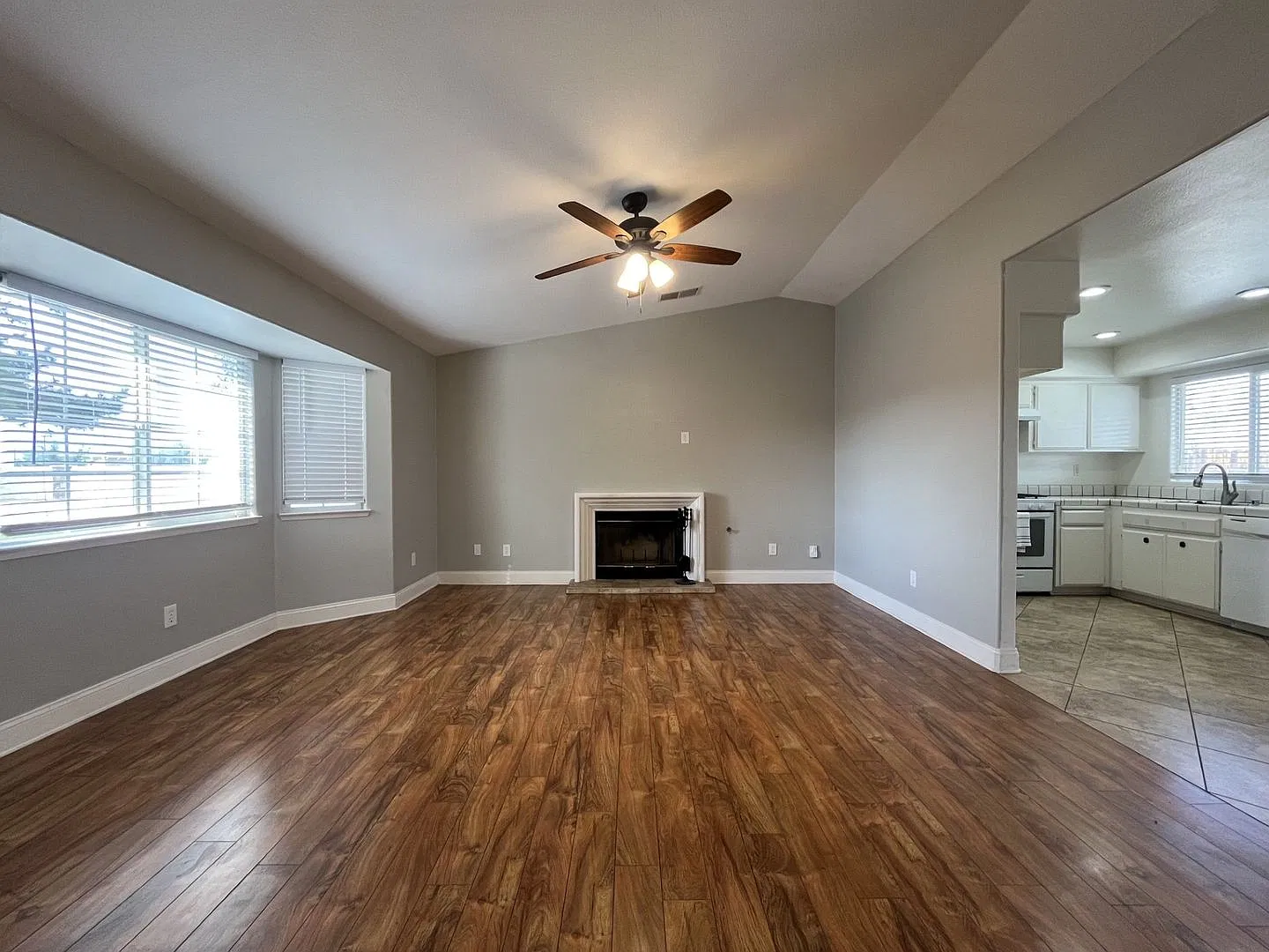 Beautiful Home In The Heart of Tehachapi — Photo 3
