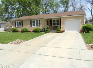 218 Meadowbrook Dr, Bloomington, IL