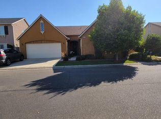 1740 N McPherson Ln, Clovis, CA