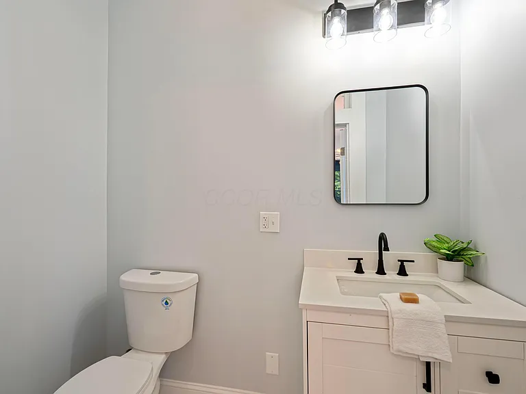 150 N Oak St — Photo 23