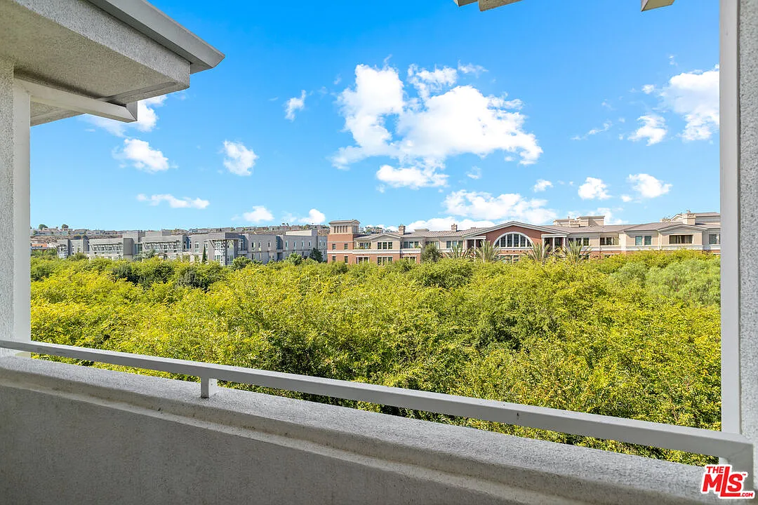 1 bed, 2.0 bath, 1149 sqft, $3,750 — Photo 2