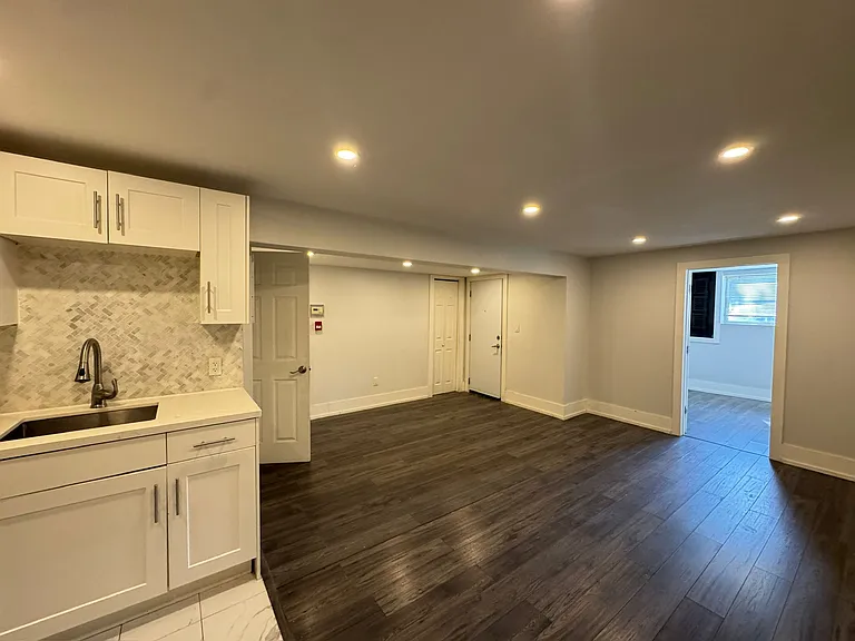 5 Balmoral Ave S #1 — Photo 9