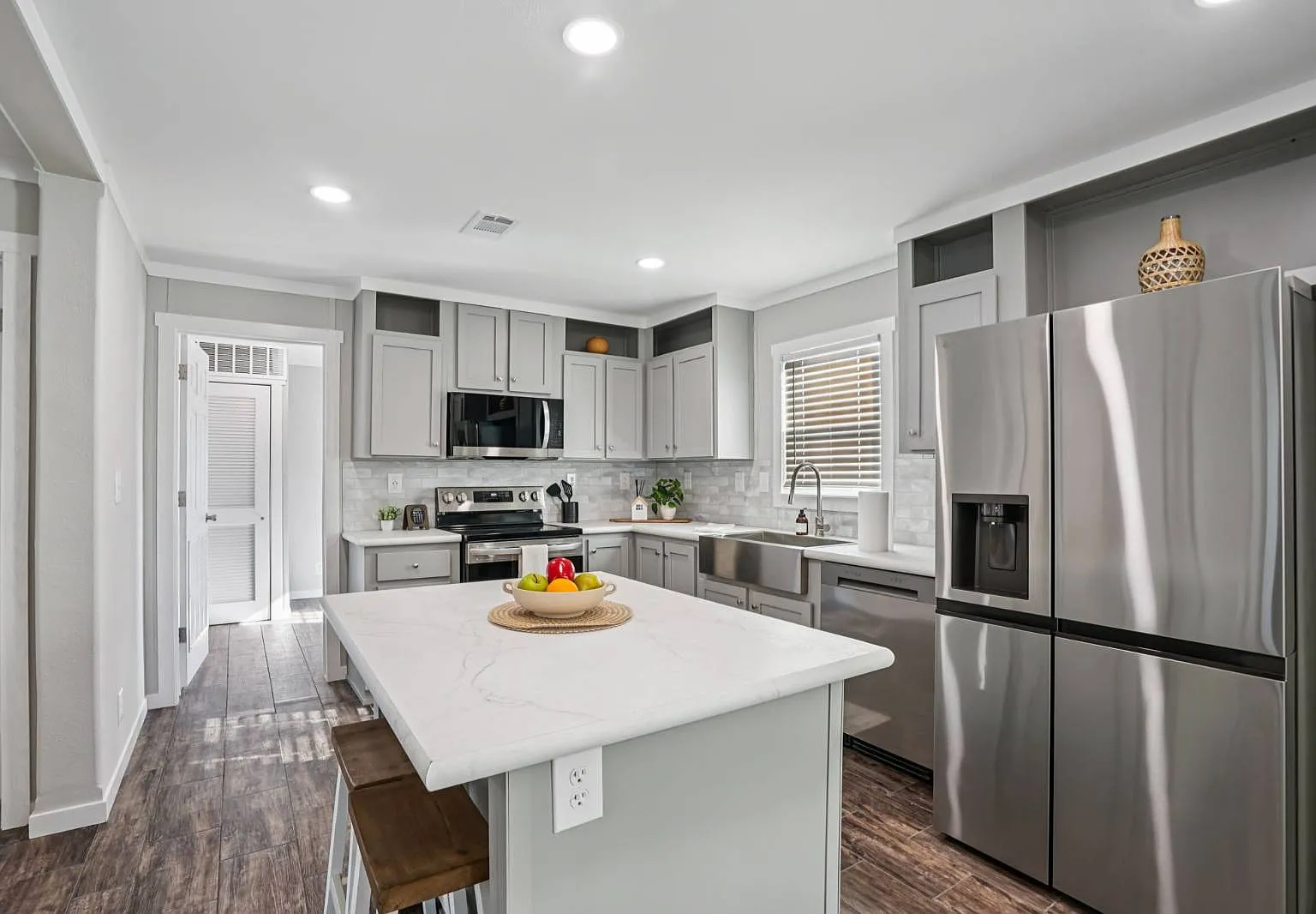 3 bed, 2.0 bath, 1632 sqft, $2,395 — Photo 3