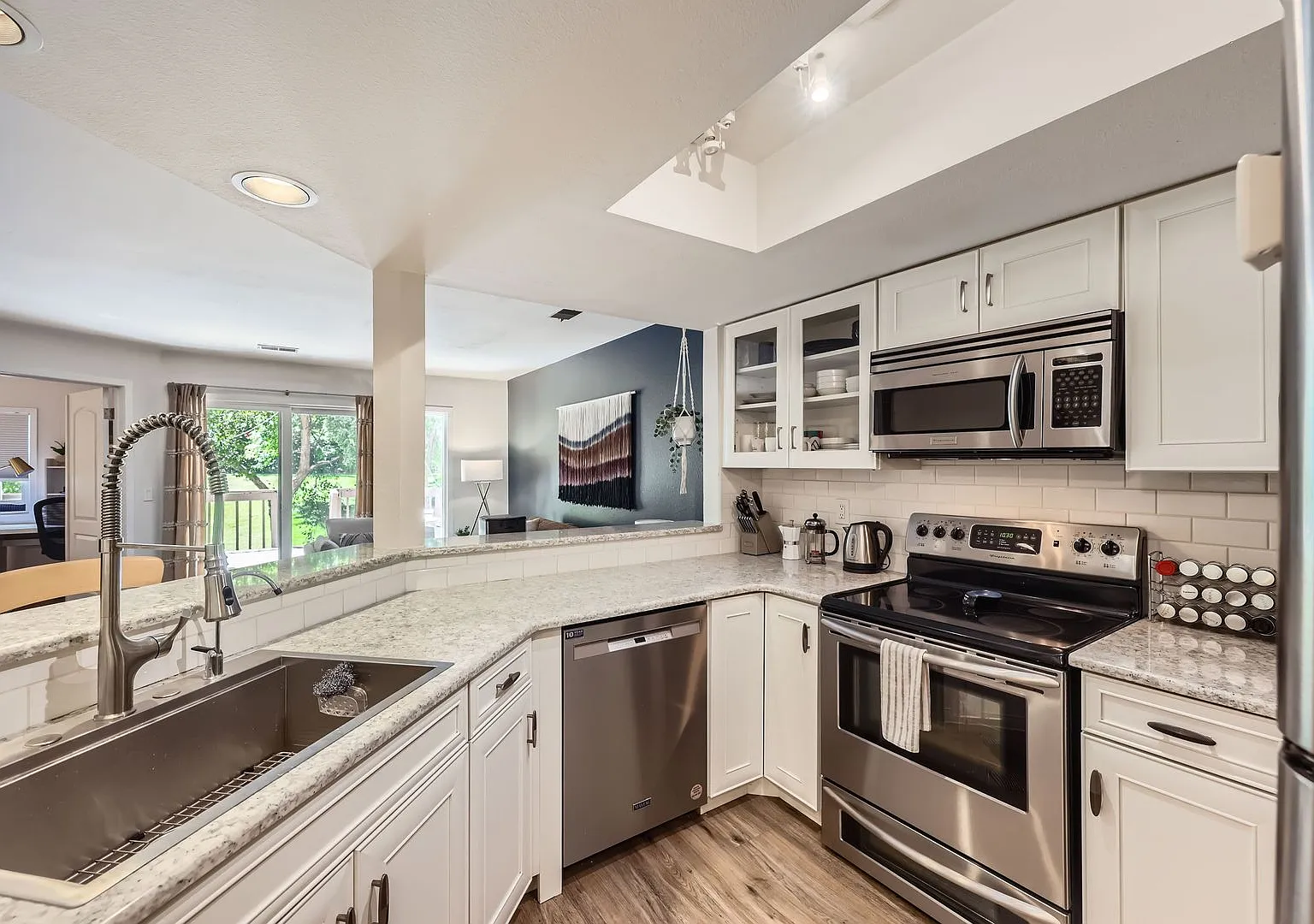 Nature Meets the City: Spacious & Elegant 1-BDR — Photo 2