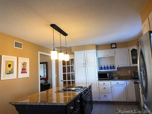 3rd image of 9 Sunny Crest Dr