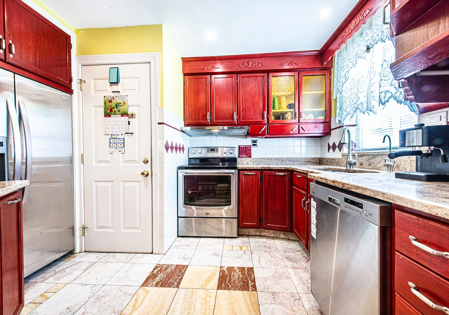 3 bed, 2.0 bath, 1214 sqft, $3,000 — Photo 2