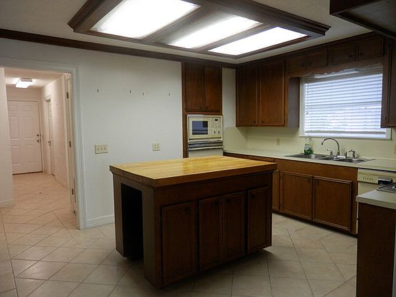 4th image of 1400 Oak Hill Pl