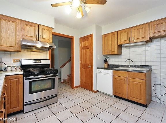 3rd image of 10 Emery Dr