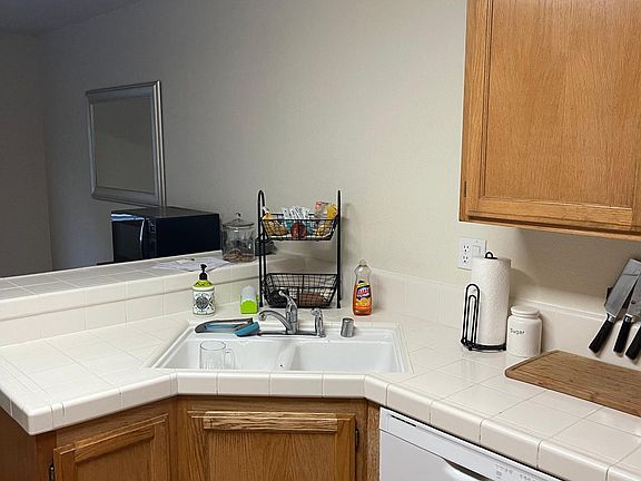 5th image of 825 Vineyard Pl
